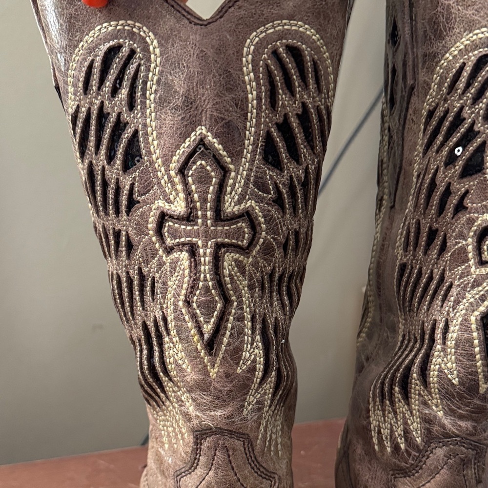 Corral Boots with beautiful Cross and wings design - Picture 6 of 8